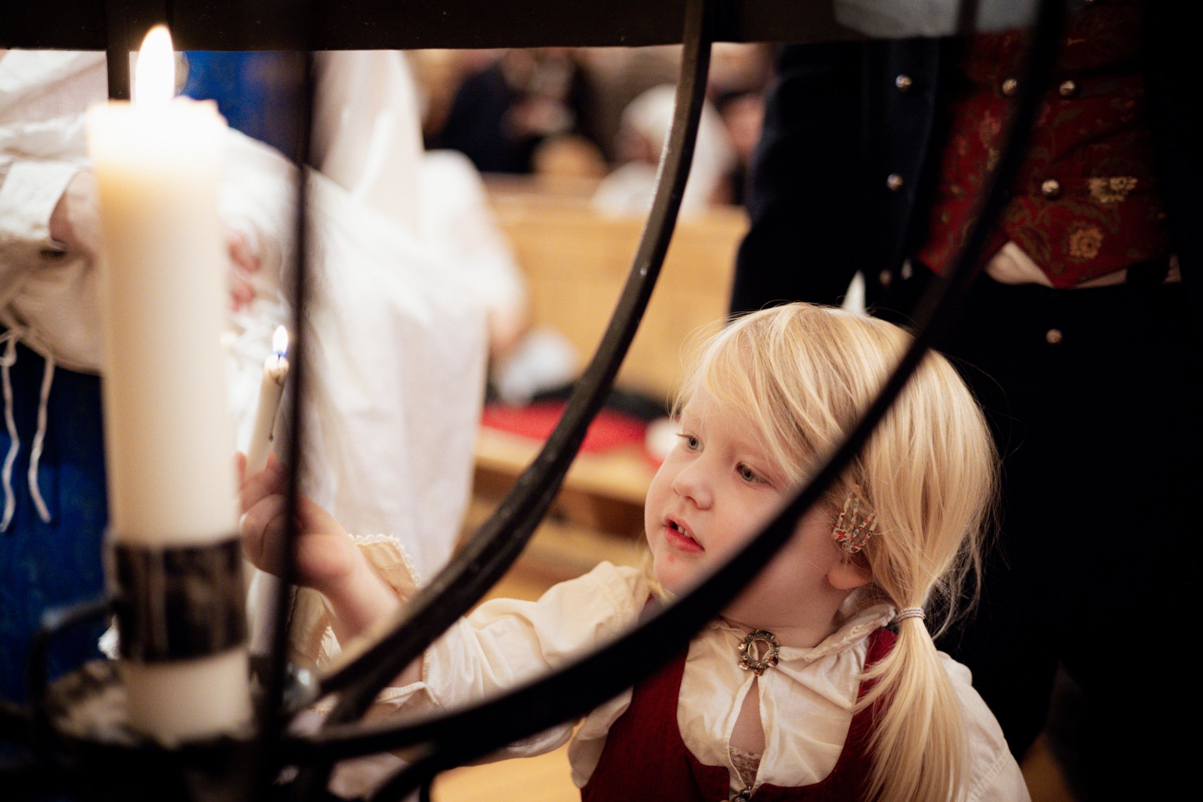Barn som tenner lys – Foto Helene Moe Slinning