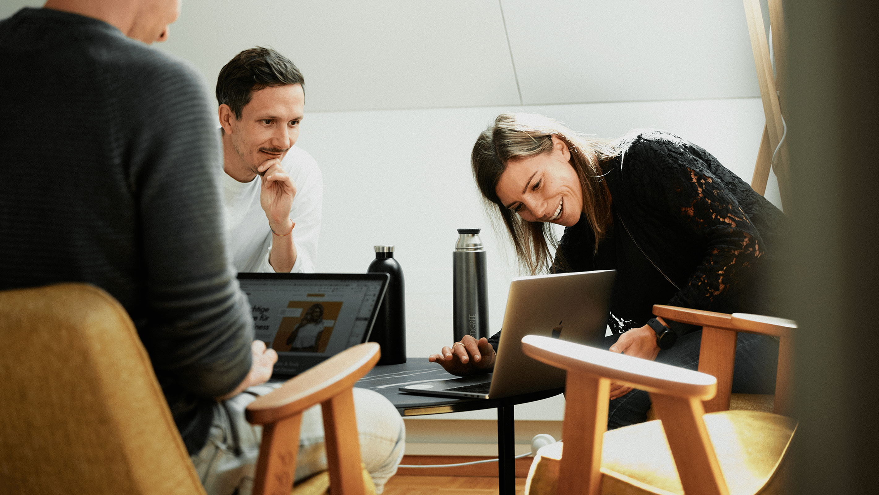 Frontify employees around a computer