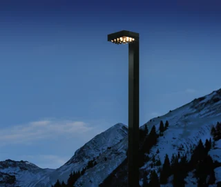 Supersystem_Outdoor_Lech_1 Supersystem-Außenleuchte vor blauem Himmel.