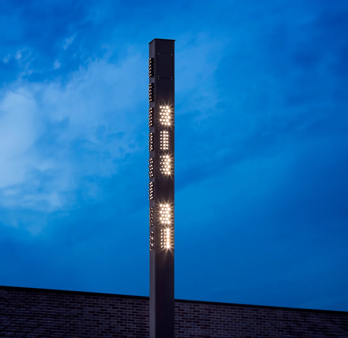 Supersystem_outdoor_Saegerbruecke_2 Leuchte von Supersystem für Außenbereiche vor dunkelblauem Himmel.