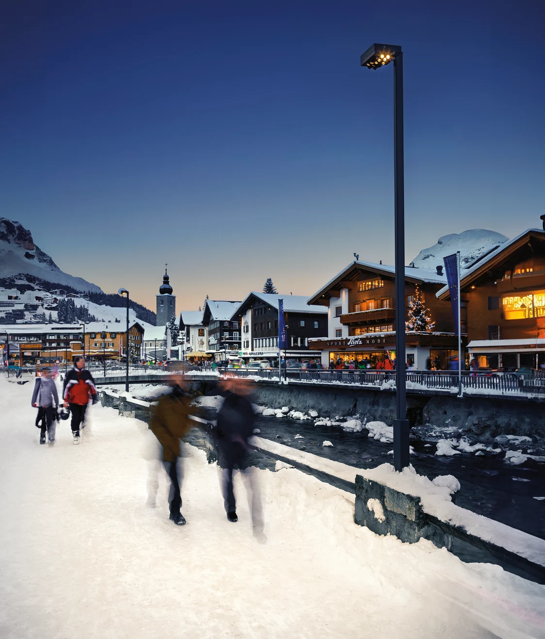 Supersystem_Outdoor_Lech_People_Square Menschen, die auf Schnee in Lech spazieren gehen.