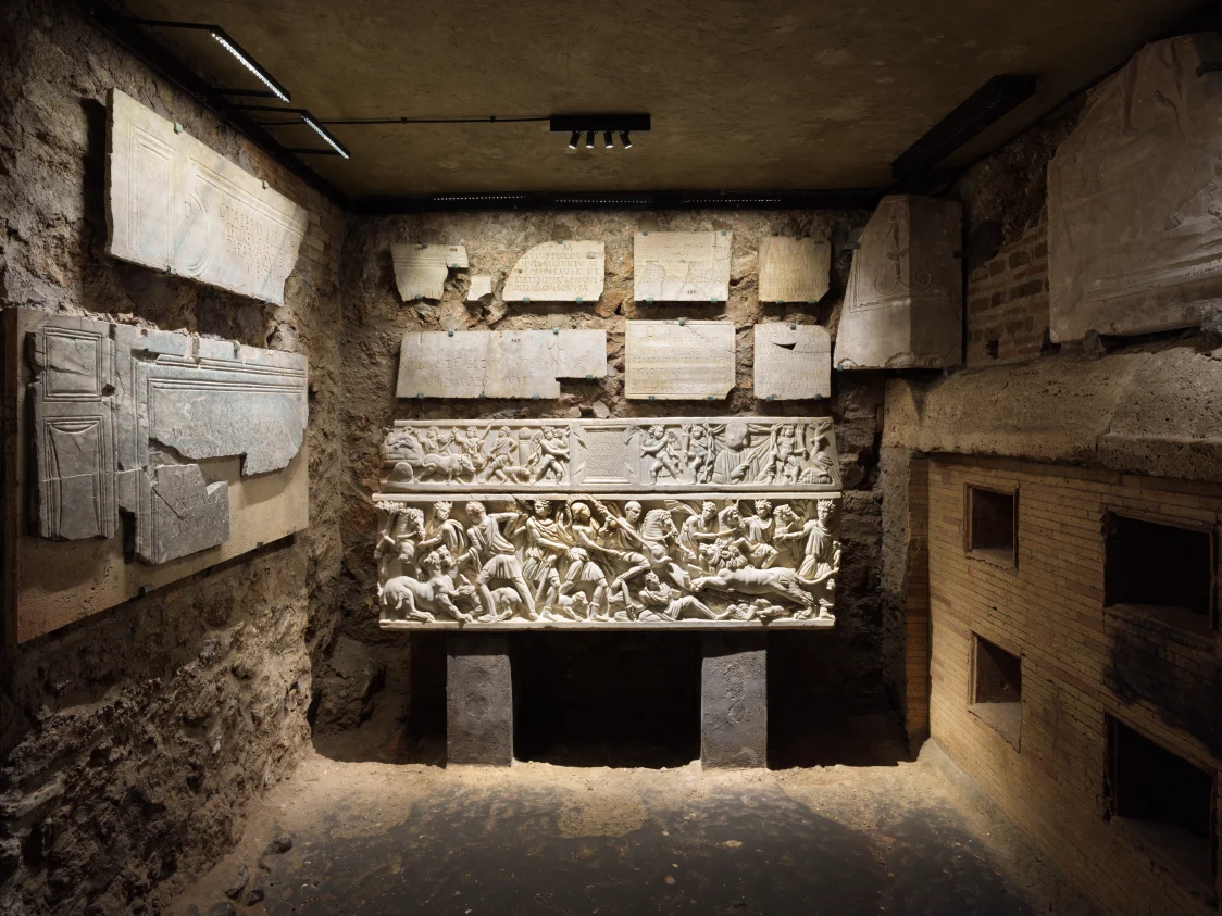 The lighting design allows visitors to experience first-hand the unique atmosphere of this ‘City of the Dead’.