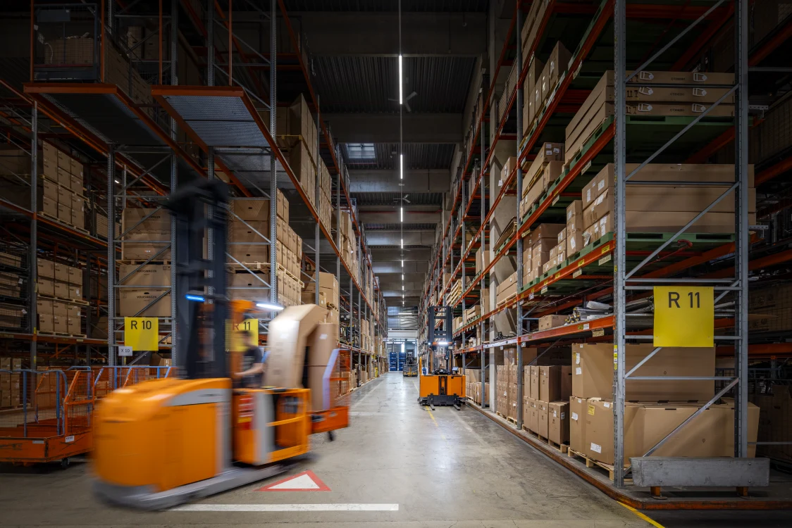 By upgrading its lighting system with TECTON II, the Porsche Parts Distribution Centre (TVZ) has improved the quality of light and reduced energy consumption in certain areas of the halls by up to 40 per cent.