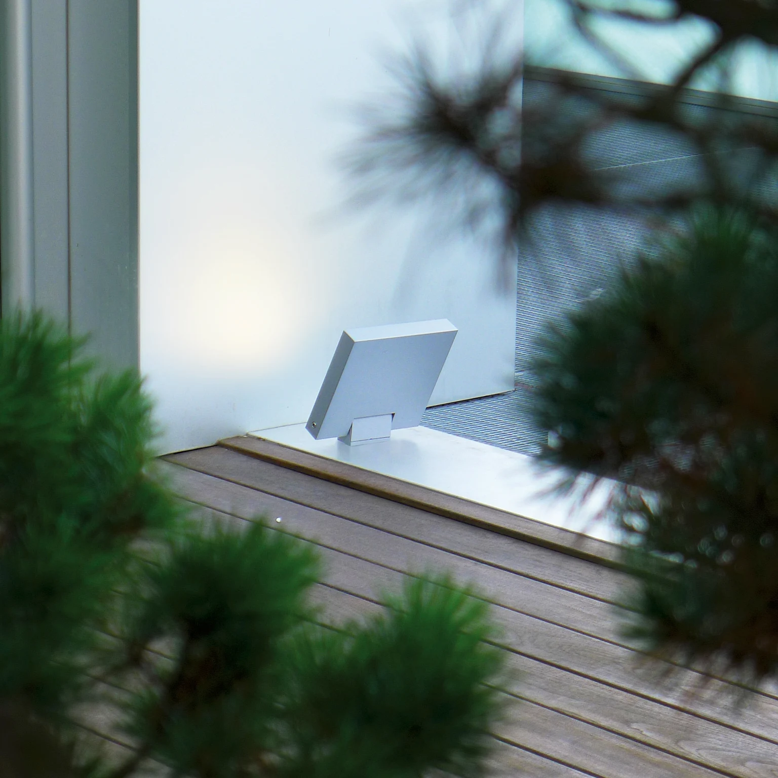 Luminaire Cesar Edge à montage en surface installé sur un passage