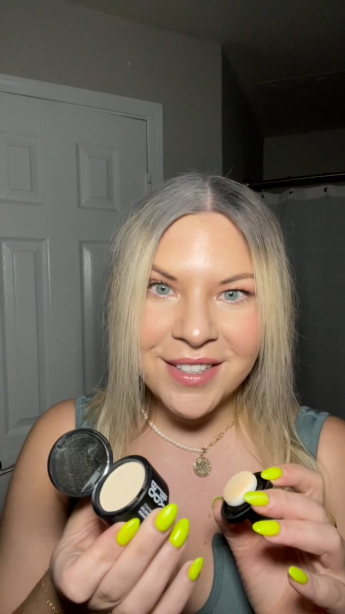 Applying Boldify powder along the part with the open compact