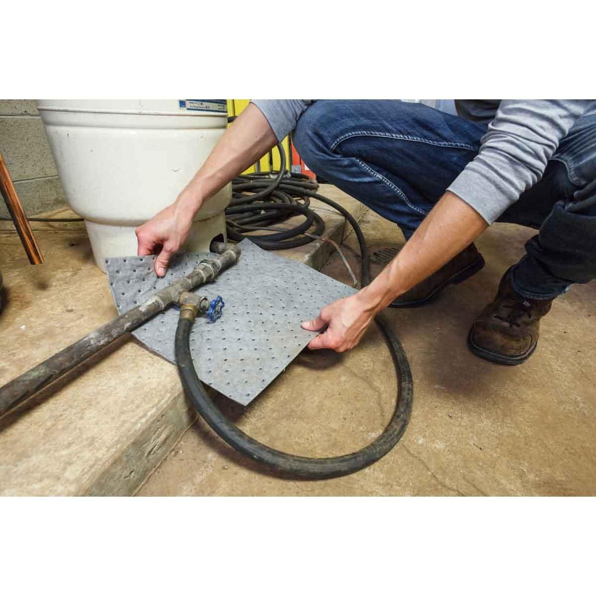 Picture of GP100 - Universal Absorbent Pads - Heavy Weight, 15" x 19", Absorbency Capacity 30 gal