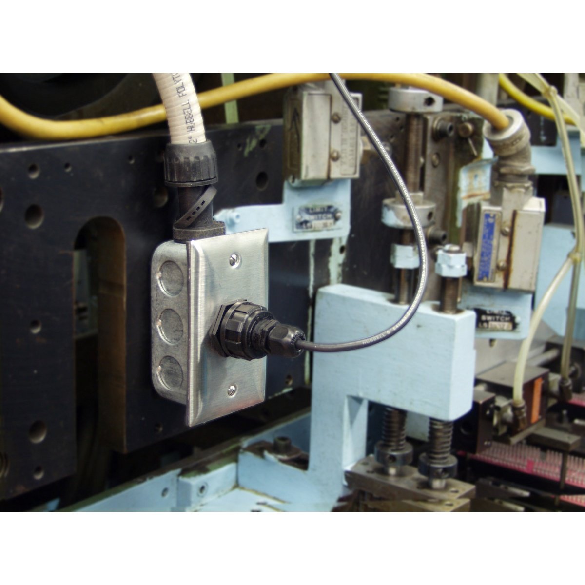 Picture of PS0509NBK - Hubbell PS0509NBK 1/2" SwivelLok Male Multi-Positional NM L/T Conn, Black