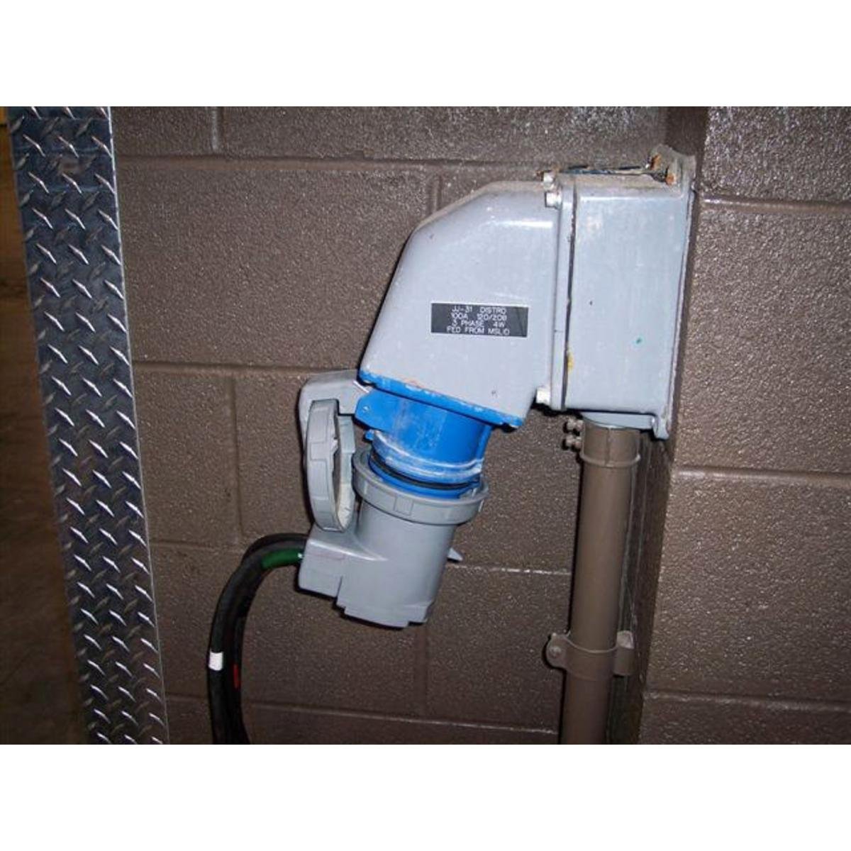 Picture of HBL560R9W - Heavy Duty Products, IEC Pin and Sleeve Devices, Industrial Grade, Female Receptacle, 60A 3-Phase Wye 120/208V AC, 4-Pole 5-Wire Grounding, Terminal Screws, Blue, Watertight