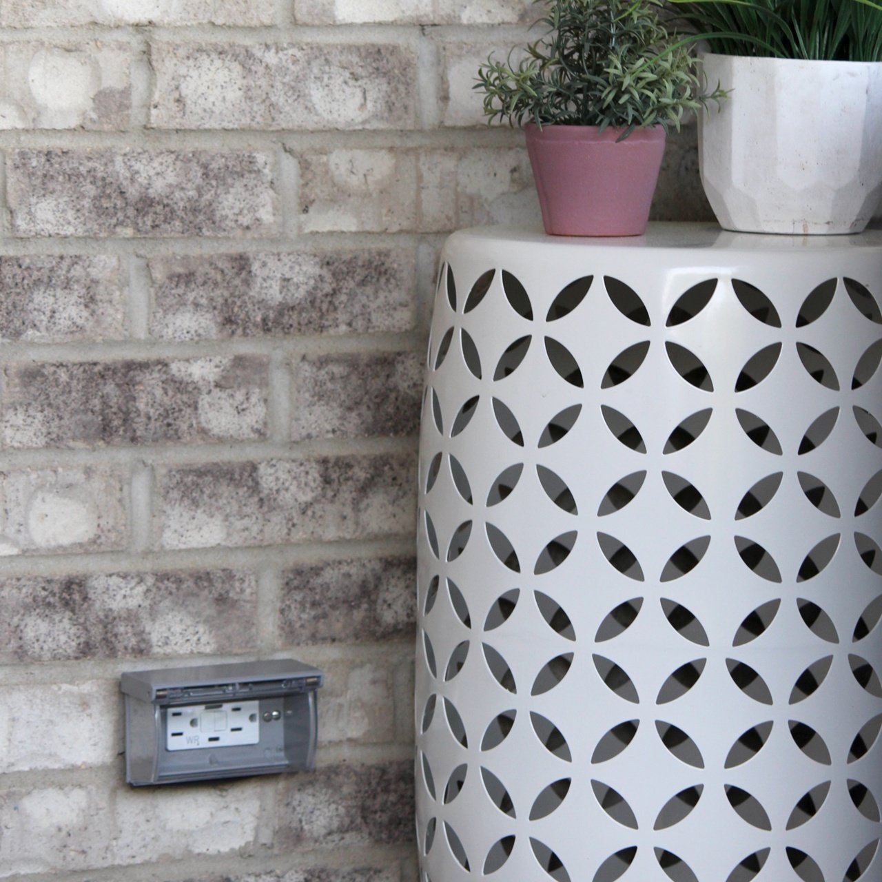 Picture of WRR26USBAC6W - radiant® Outdoor Ultra-Fast USB Outlet, White