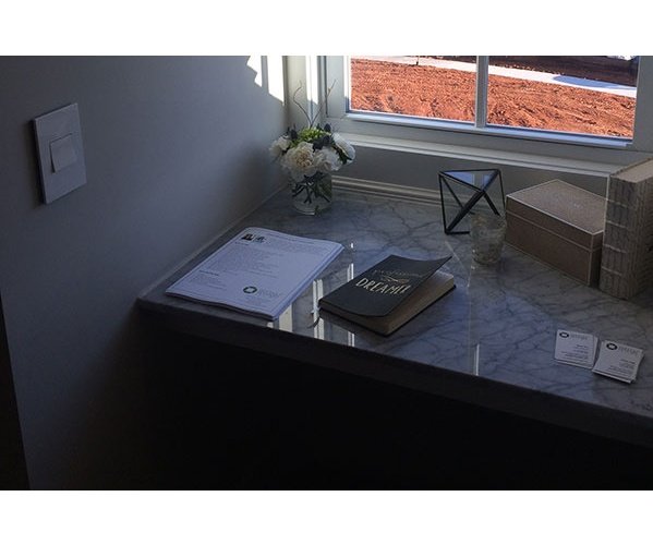 Picture of AWP1G2-WH6 - adorne® Gloss White 1-Gang Screwless Wall Plate with Microban®