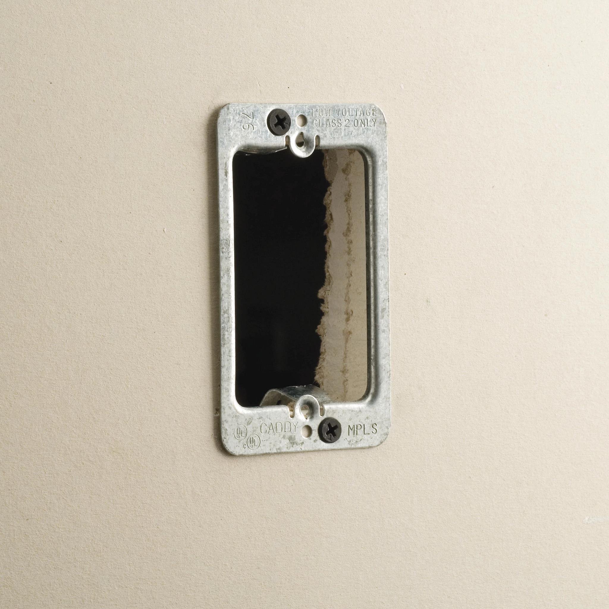Picture of MPLS2 - Low Voltage Mounting Plate with Screws, 2 Gang