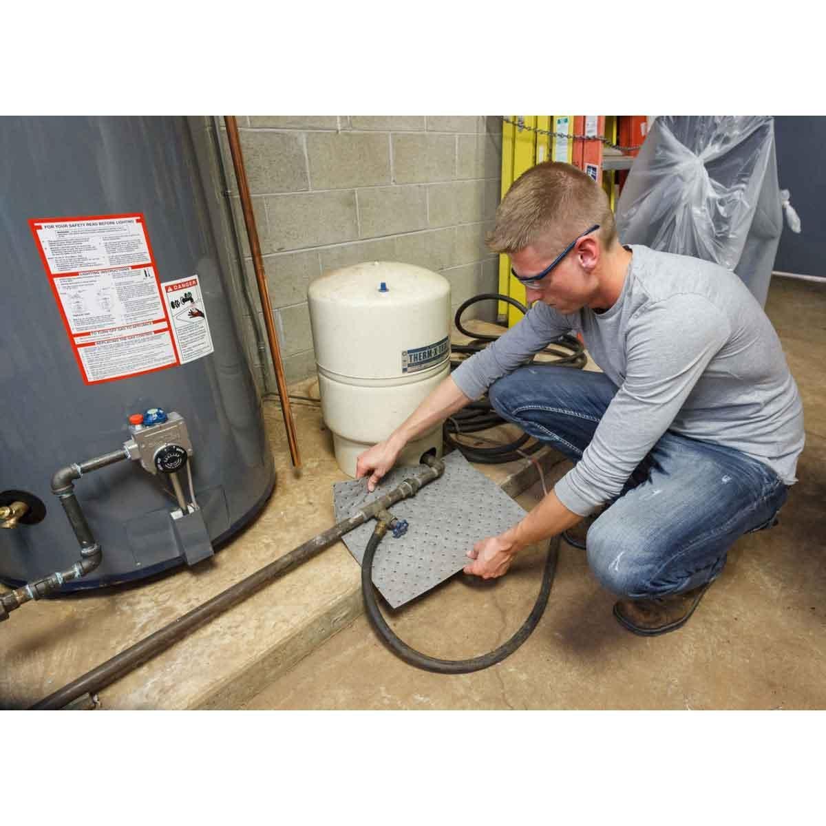 Picture of GP100 - Universal Absorbent Pads - Heavy Weight, 15" x 19", Absorbency Capacity 30 gal