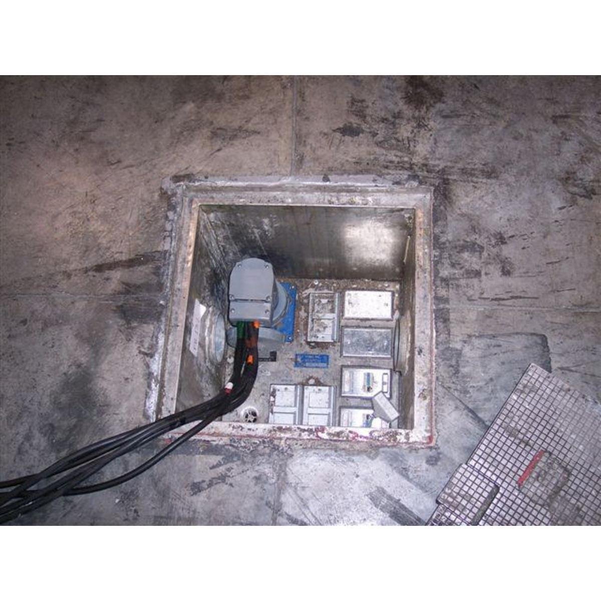 Picture of HBL560R9W - Heavy Duty Products, IEC Pin and Sleeve Devices, Industrial Grade, Female Receptacle, 60A 3-Phase Wye 120/208V AC, 4-Pole 5-Wire Grounding, Terminal Screws, Blue, Watertight