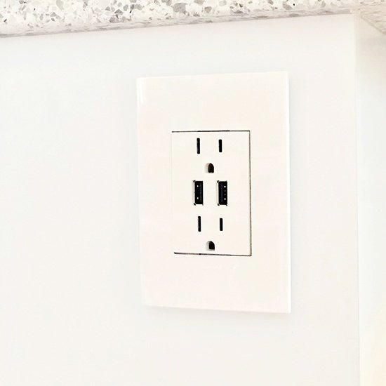 Picture of ARTRUSB153W4WP - adorne® Dual-USB Outlet , White