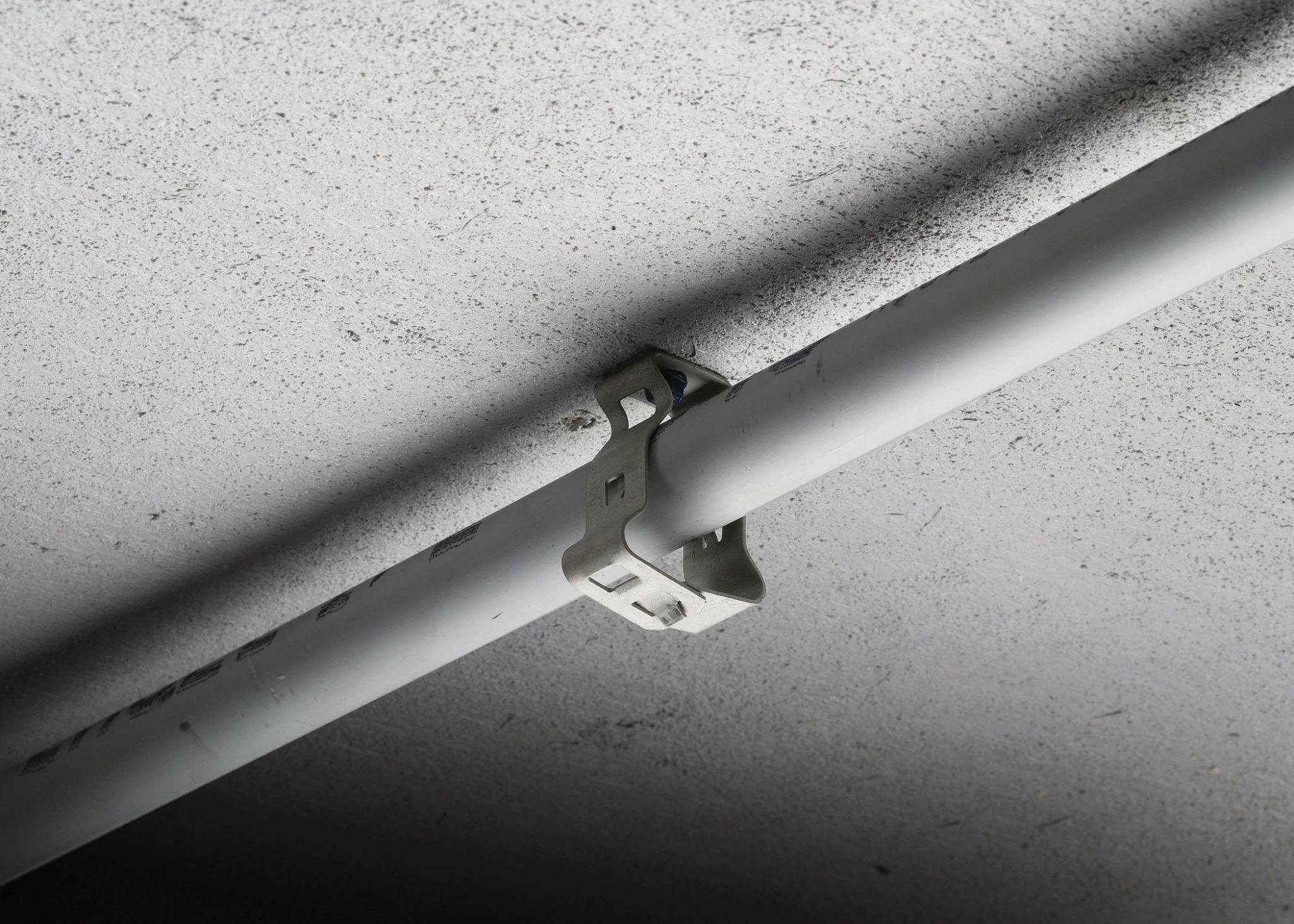 Picture of 812M - Snap Close Conduit/Pipe Clamp, Spring Steel, 1/2", 3/4" EMT, 1/2", 3/4" Rigid/Pipe, 9/32" Hole, Plain