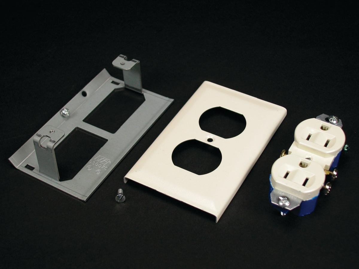 G3043GE - 3000 Duplex Grounding Receptacle Cover Fitting