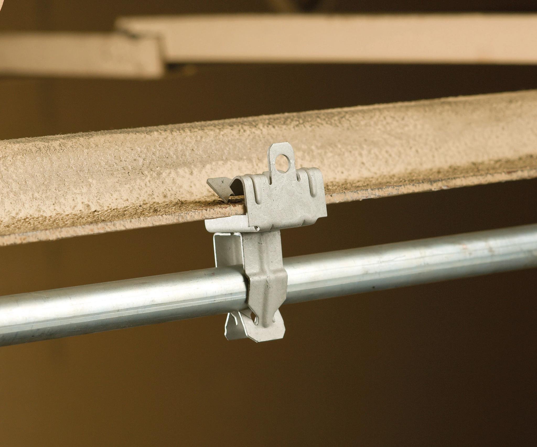 Picture of 12P912 - EM-P Conduit to Flange Clip, 3/4" EMT, 1/2" Rigid, 0.866"–1.181" OD, 9/16"–3/4" Flange