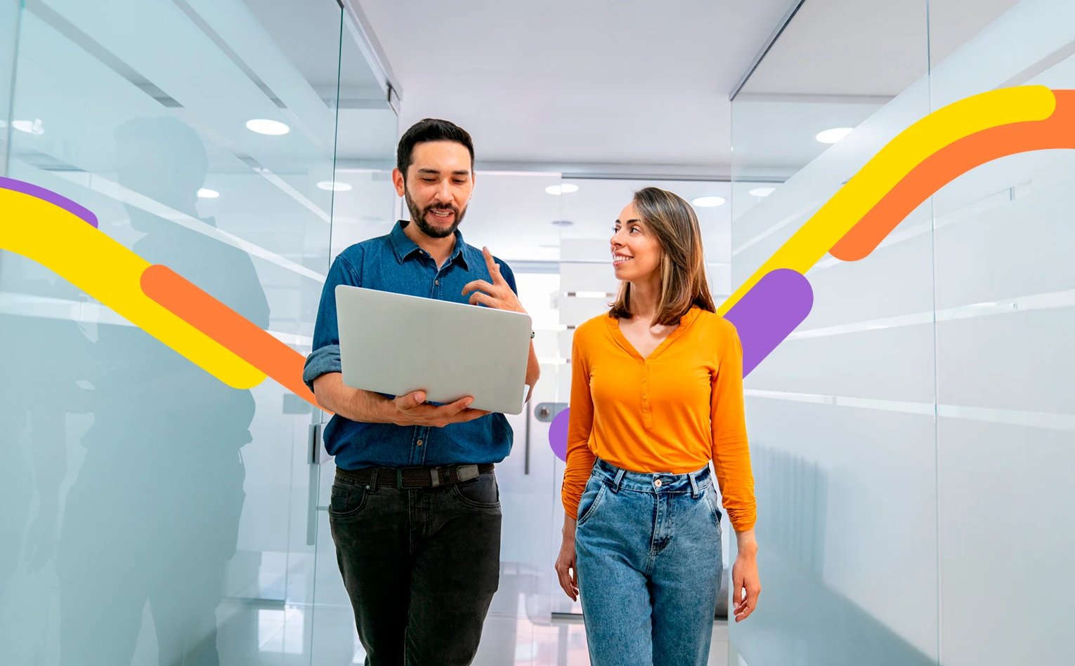 Compañeros de trabajo en una oficina trabajan con el extracto MT940.