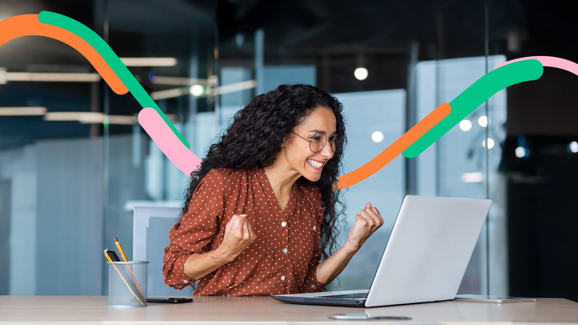 Persona en una oficina, usa el cdt de empresas para invertir.