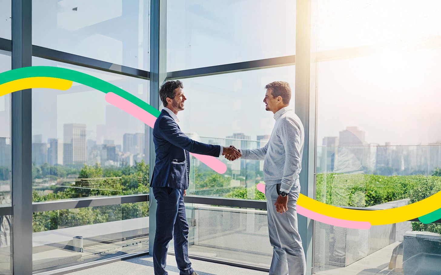 Hombres en oficina, hablan acerca de las cartas de crédito stand by.