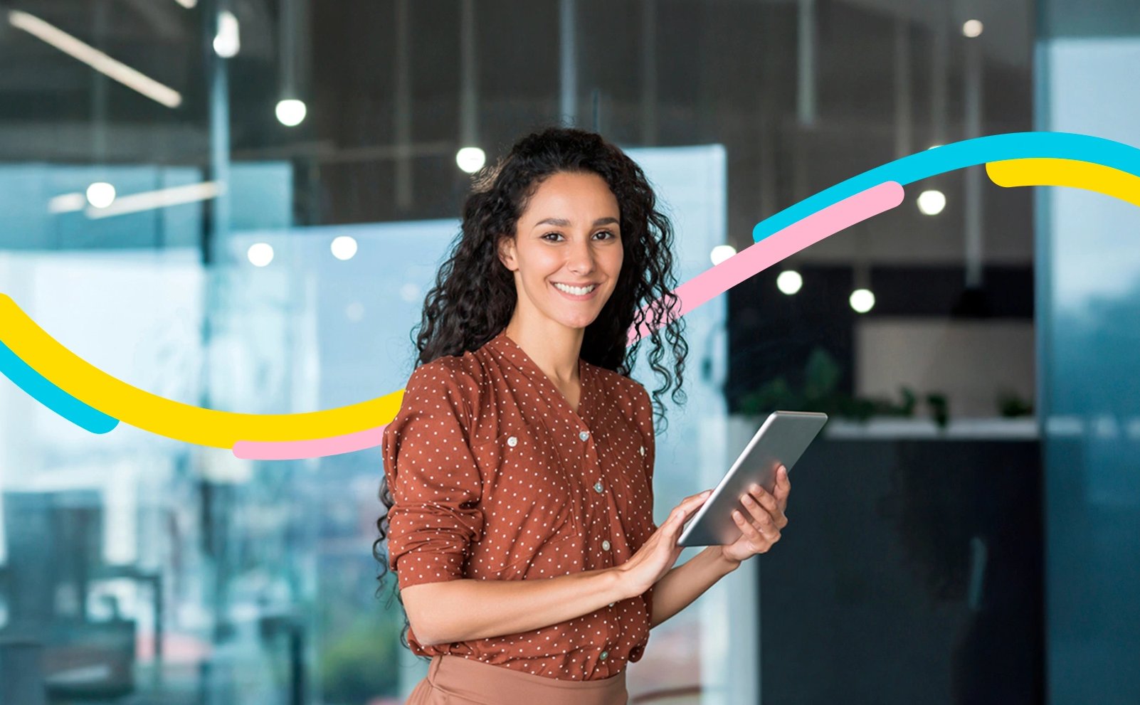 Mujer trabaja en su tableta desde la oficina, gestionando sus activos de arrendamiento.