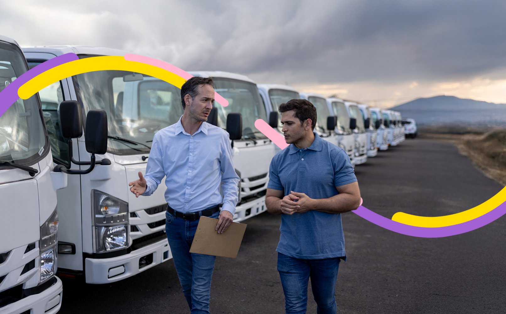 Dos hombres gestionan los vehículos que están usando con arrendamiento.