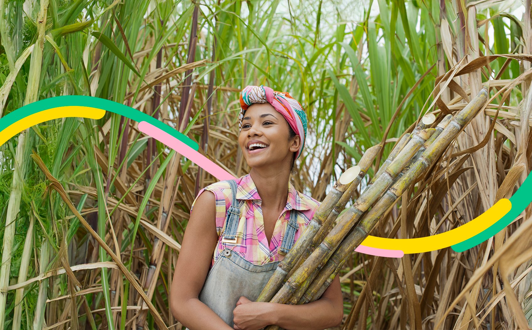 Mujer tranquila en medio de un cultivo, cuida su negocio con el plan agro protegido.