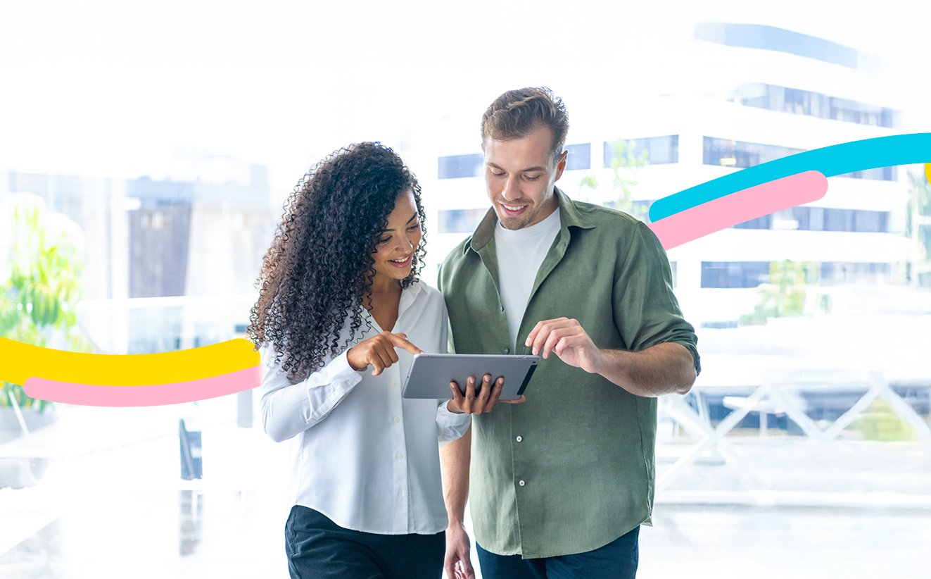 Personas en oficina revisan el producto swap tasa de interés para negociar el intercambio de as condiciones de tus tasas de interés.