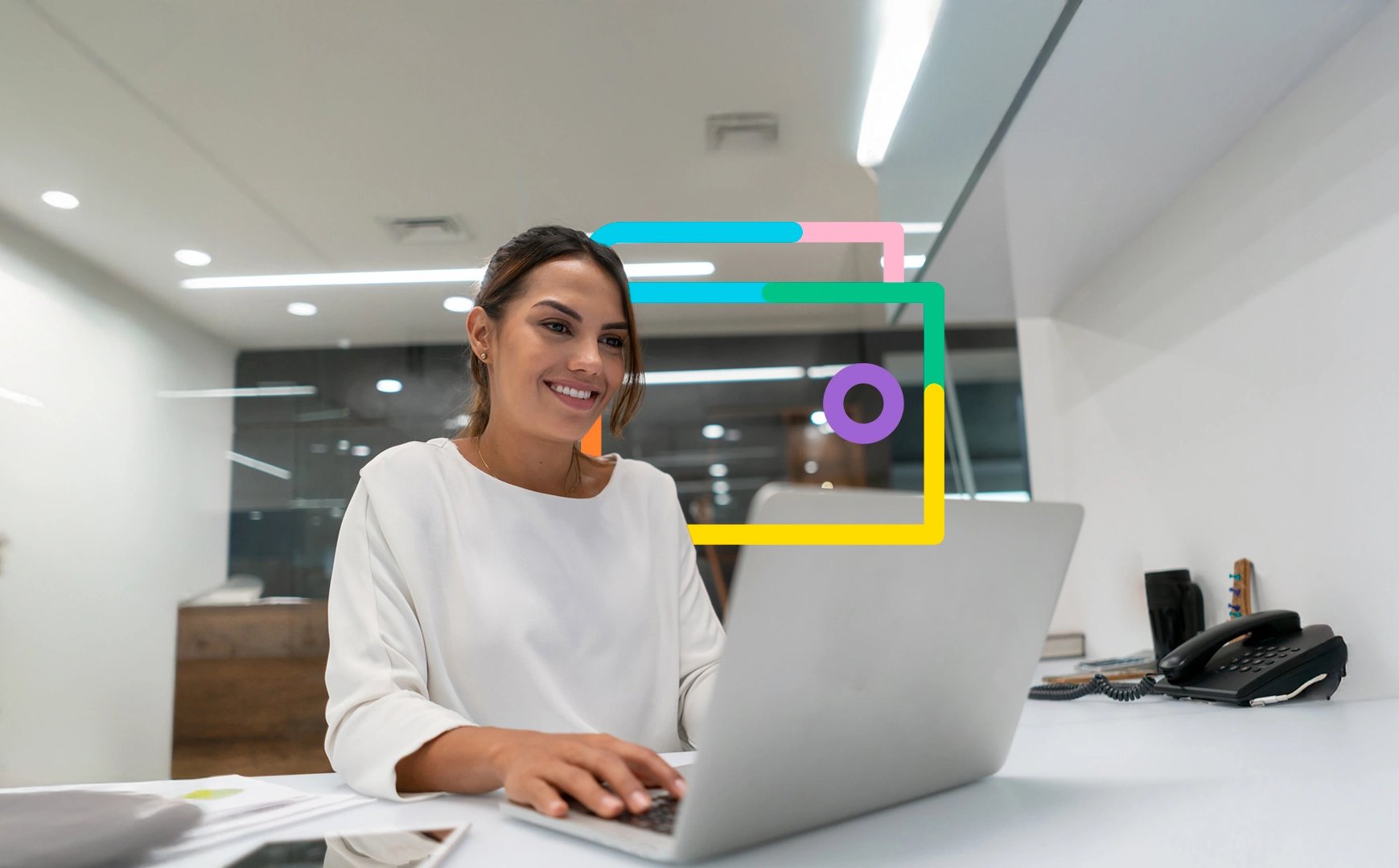 Mujer en su oficina está buscando en su computador, la cuenta que más le conviene para su empresa.