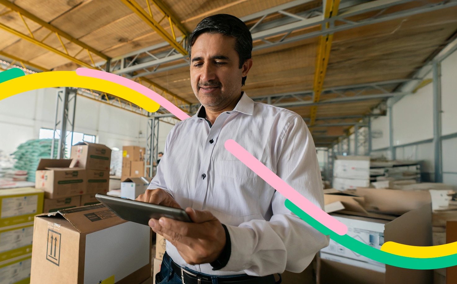 Persona revisando en su tableta el informe de avales y garantías para su negocio.