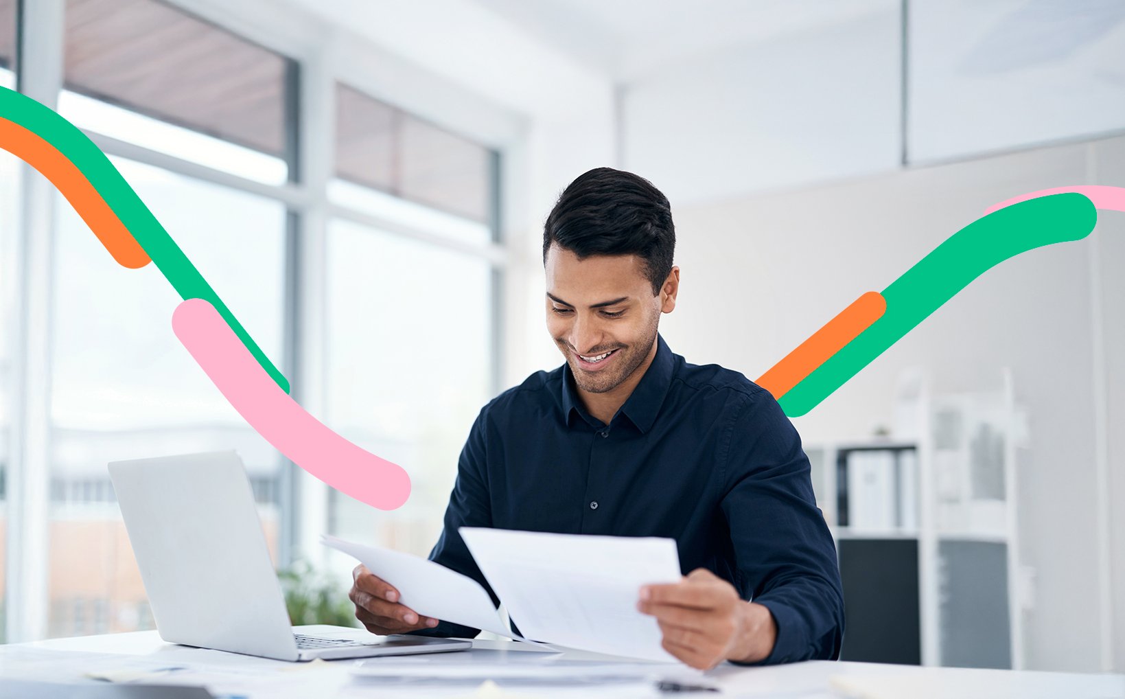 Personas en oficina centralizan sus facturas en una sola con factoring confirming, para facilitar los pagos en su empresa.