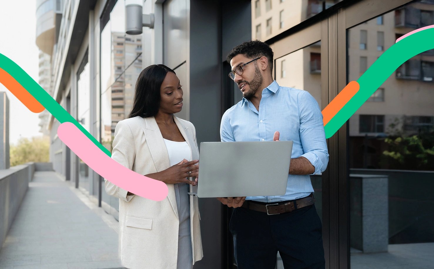 Personas revisan las funcionalidades financieras que Bancolombia conecta les ofrece para su negocio.