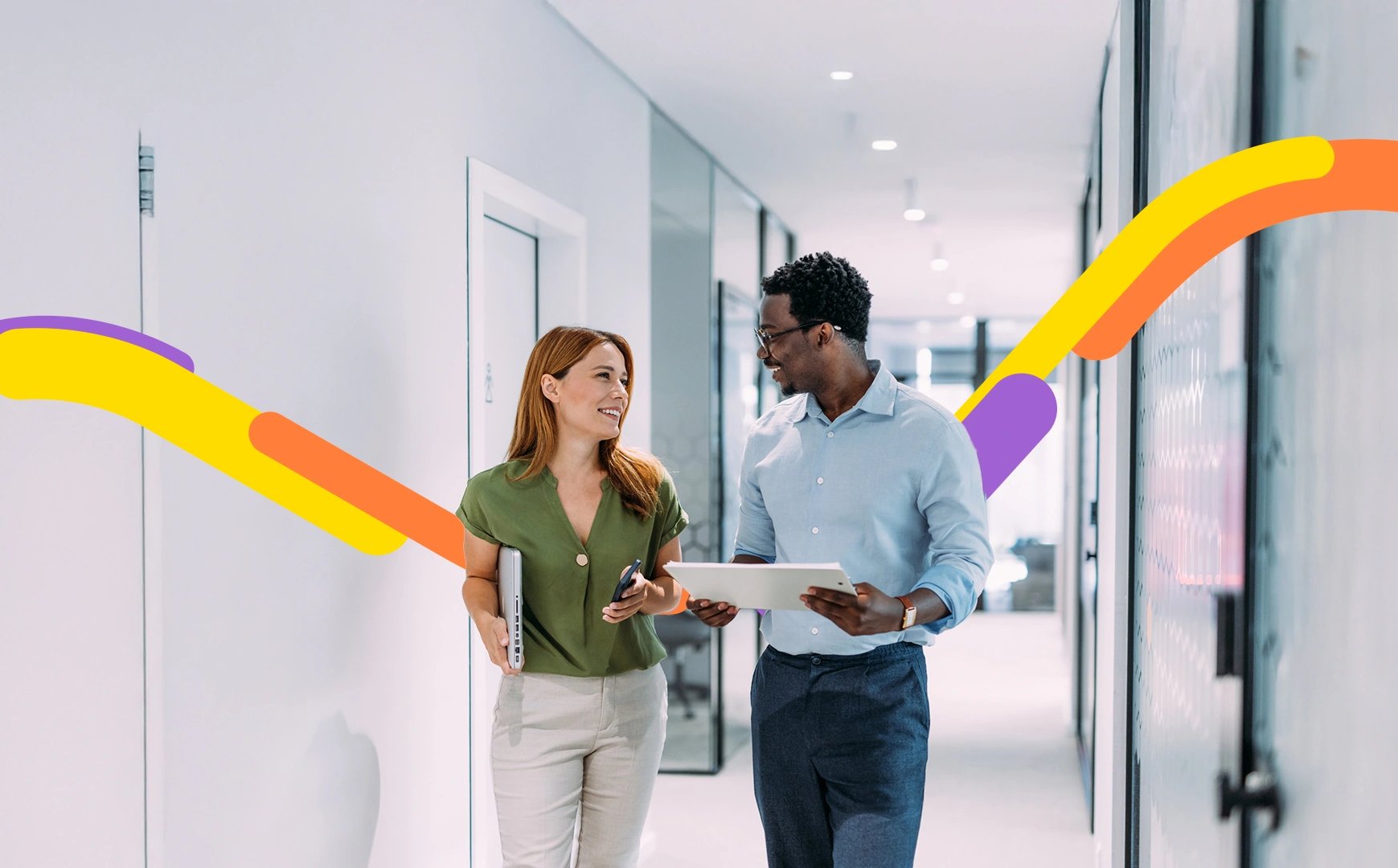 Dos personas trabajan en su oficina con el apoyo del crédito de tesorería en dólares