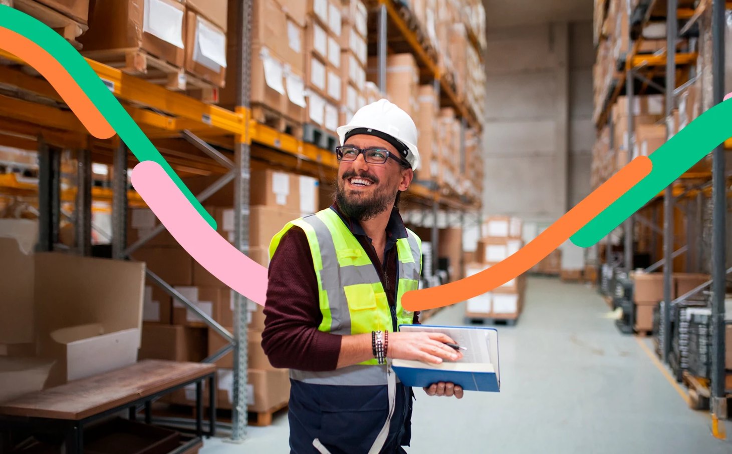 Hombre en bodega revisa el extracto SIIF de su empresa.