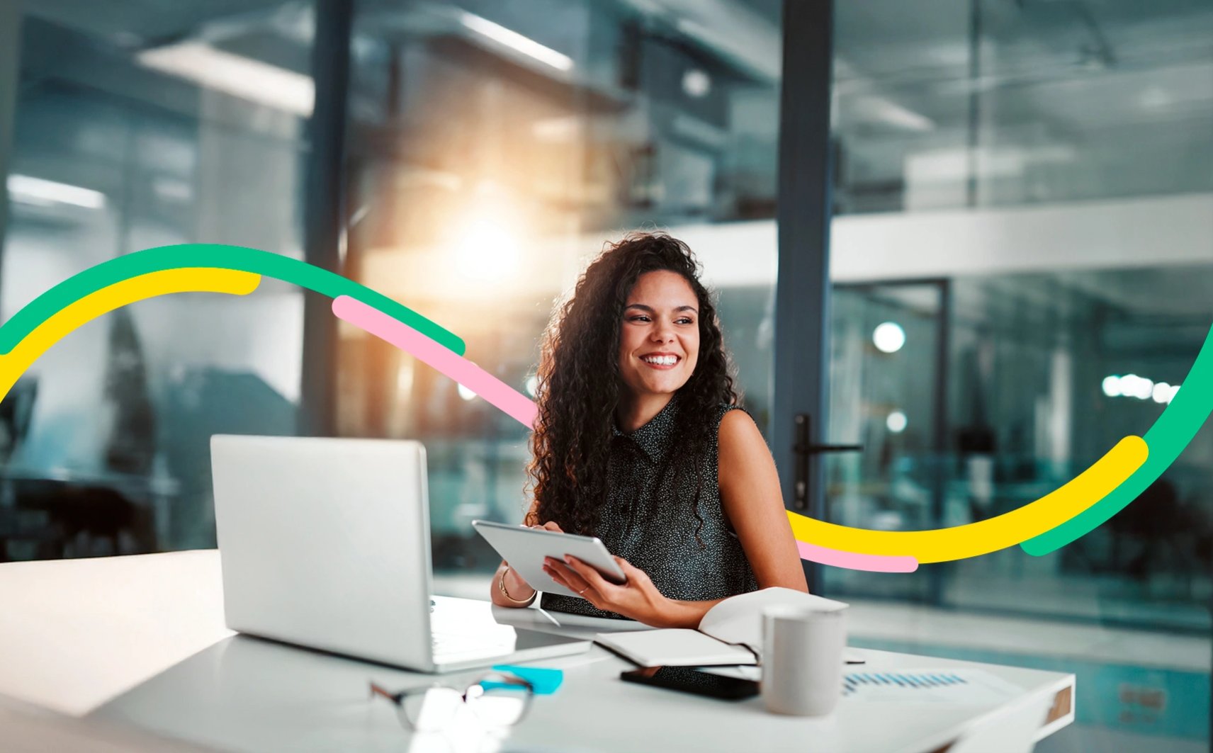 Mujer emprendedora en su negocio, revisa desde su tableta la póliza de cumplimiento.