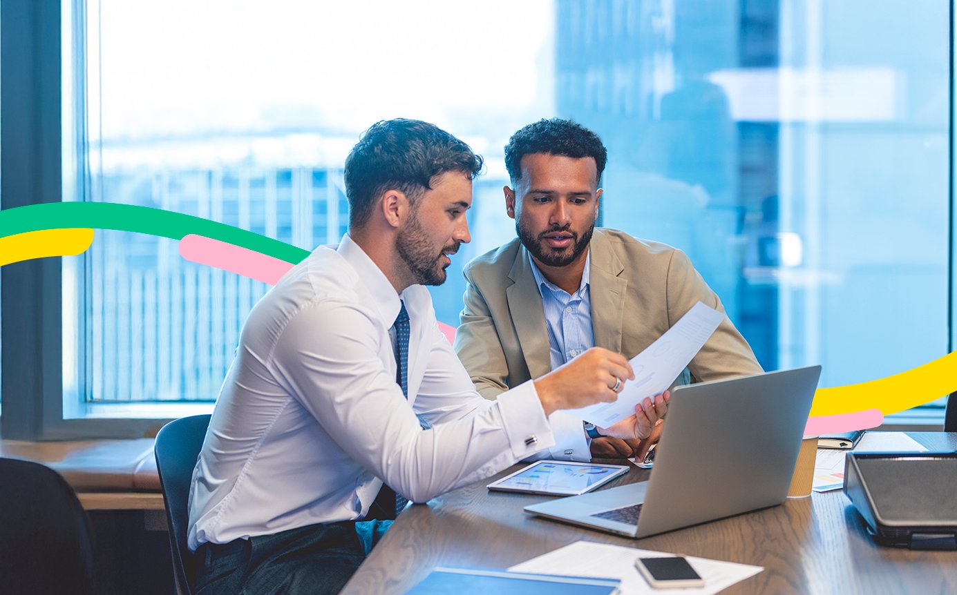 Personas en una oficina, revisan los productos derivados para gestionar las tasas de cambio a beneficios de su empresa.