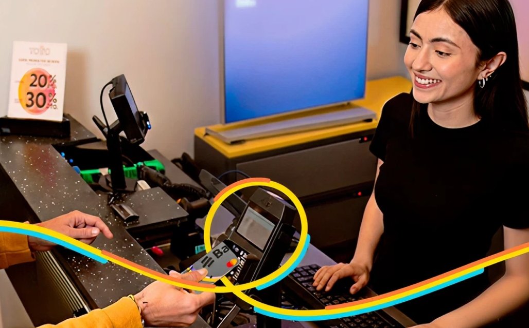 Empresaria en su negocio, busca diferentes opciones para que sus clientes le paguen fácil desde donde estén.