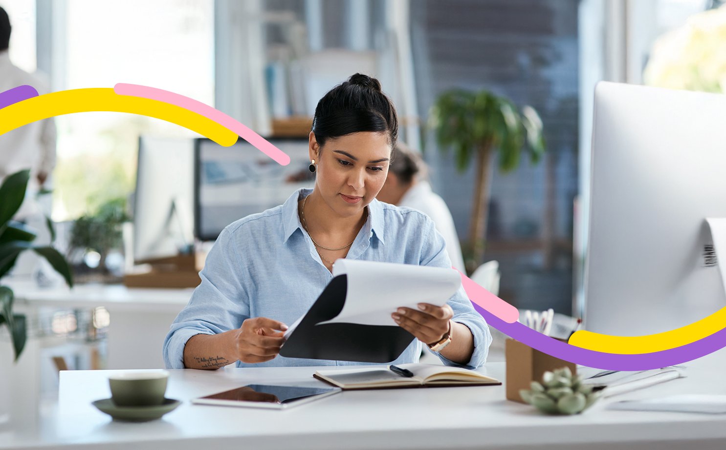 Mujer en oficina revisa el producto swap tasa de cambio para negociar el intercambio de dinero en otras monedas.