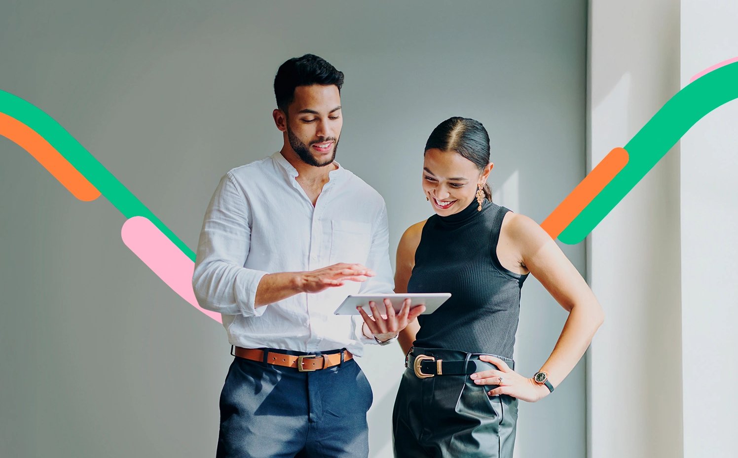 Personas en su empresa revisan las herramientas que tienen para impulsar su negocio.