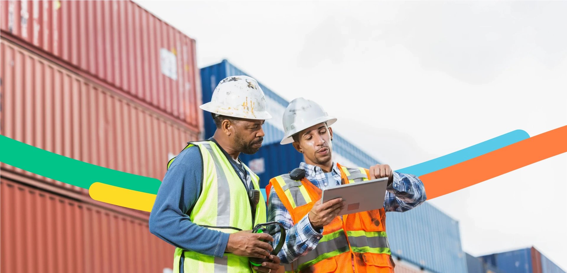 Personas en un puerto gestionan los formatos para hacer la importación de bienes para su negocio.