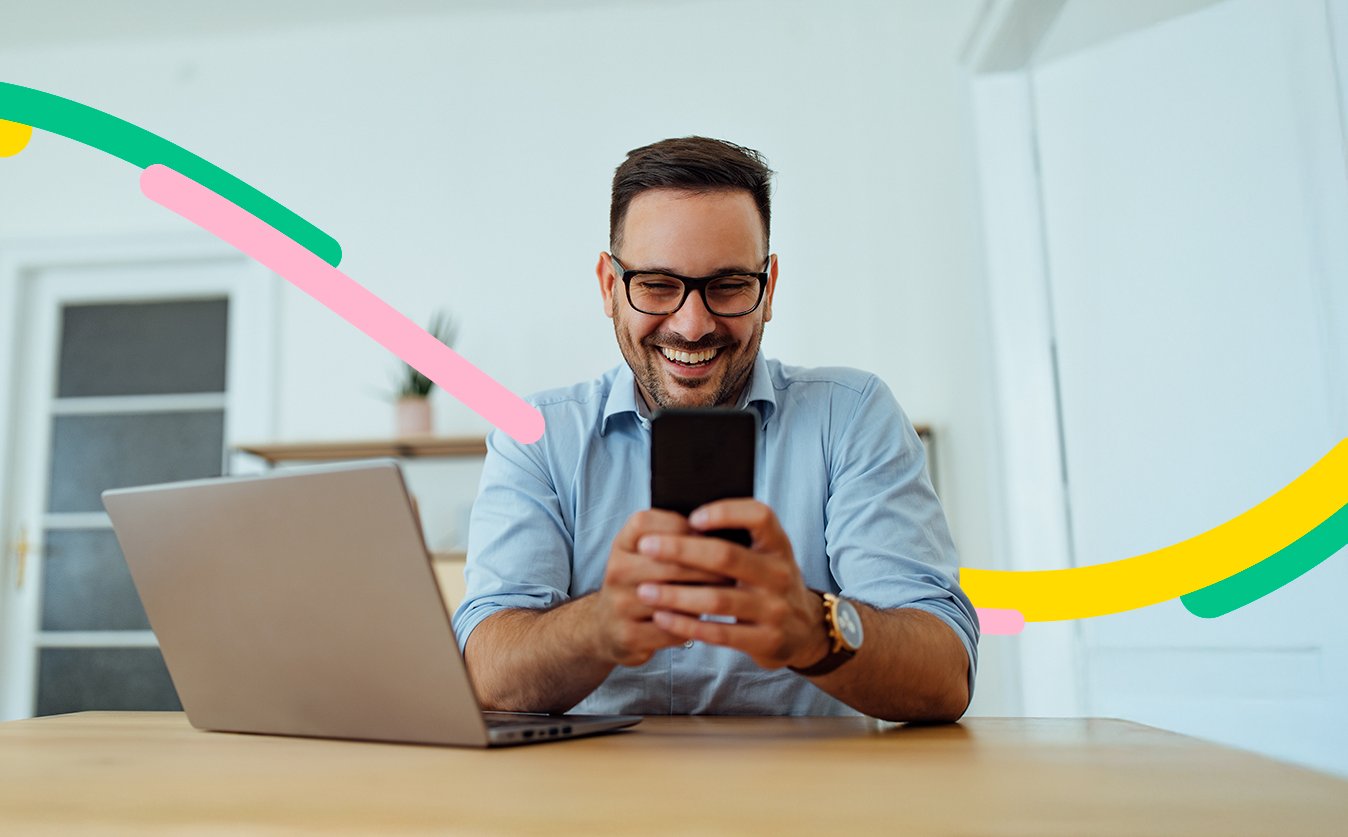 Empresario en su oficina, gestiona sus productos con la sucursal virtual empresas.