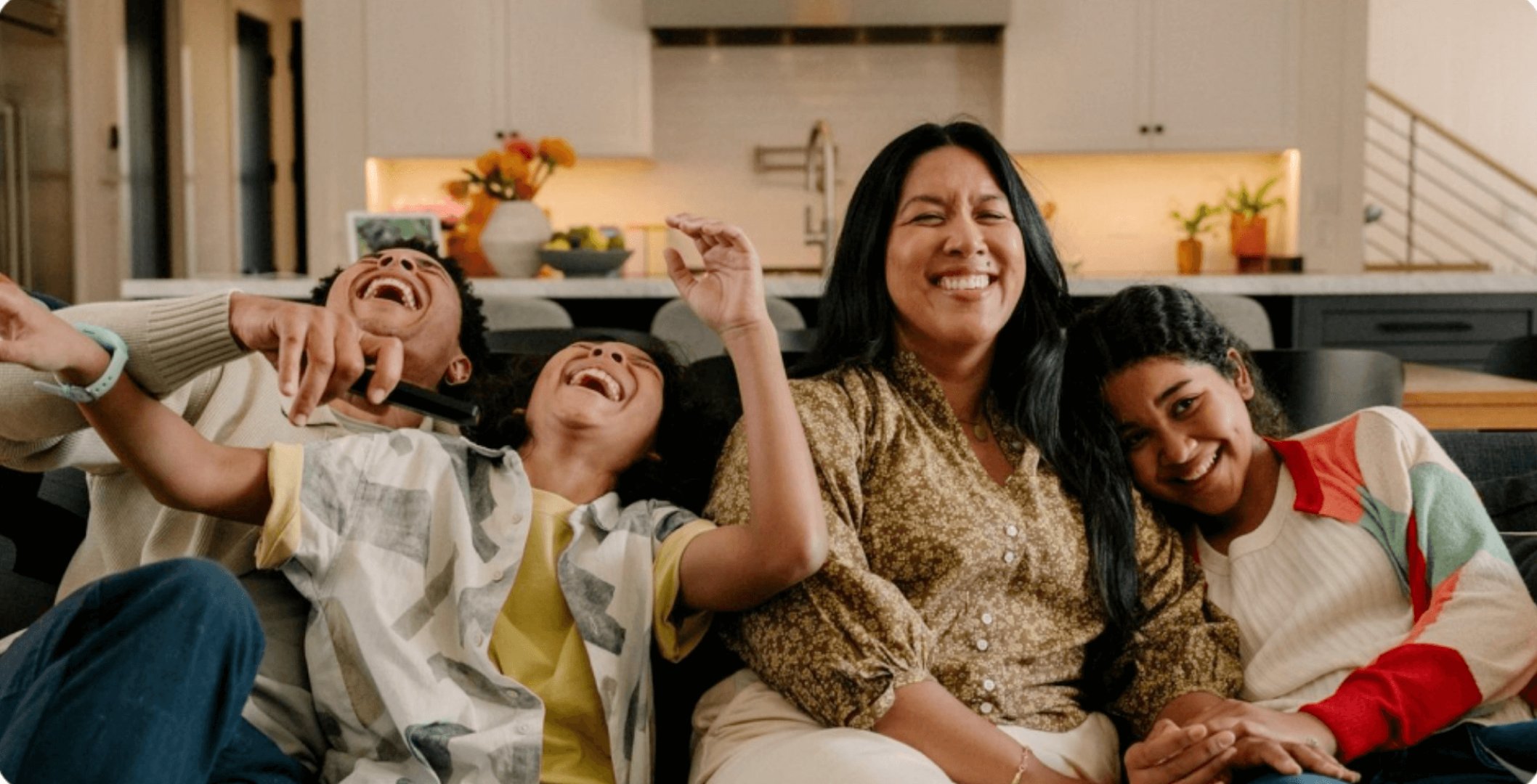 Zaswin Remesadora Grupo Cibest - Persona feliz enviando dinero a su familia en Colombia