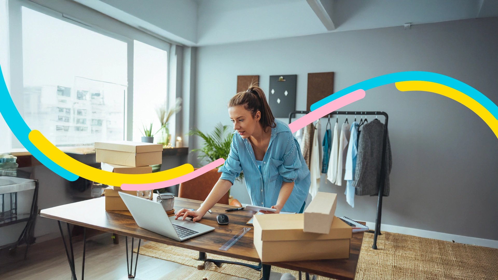 Persona en su oficina revisa los créditos que le ayudan a impulsar su negocio.