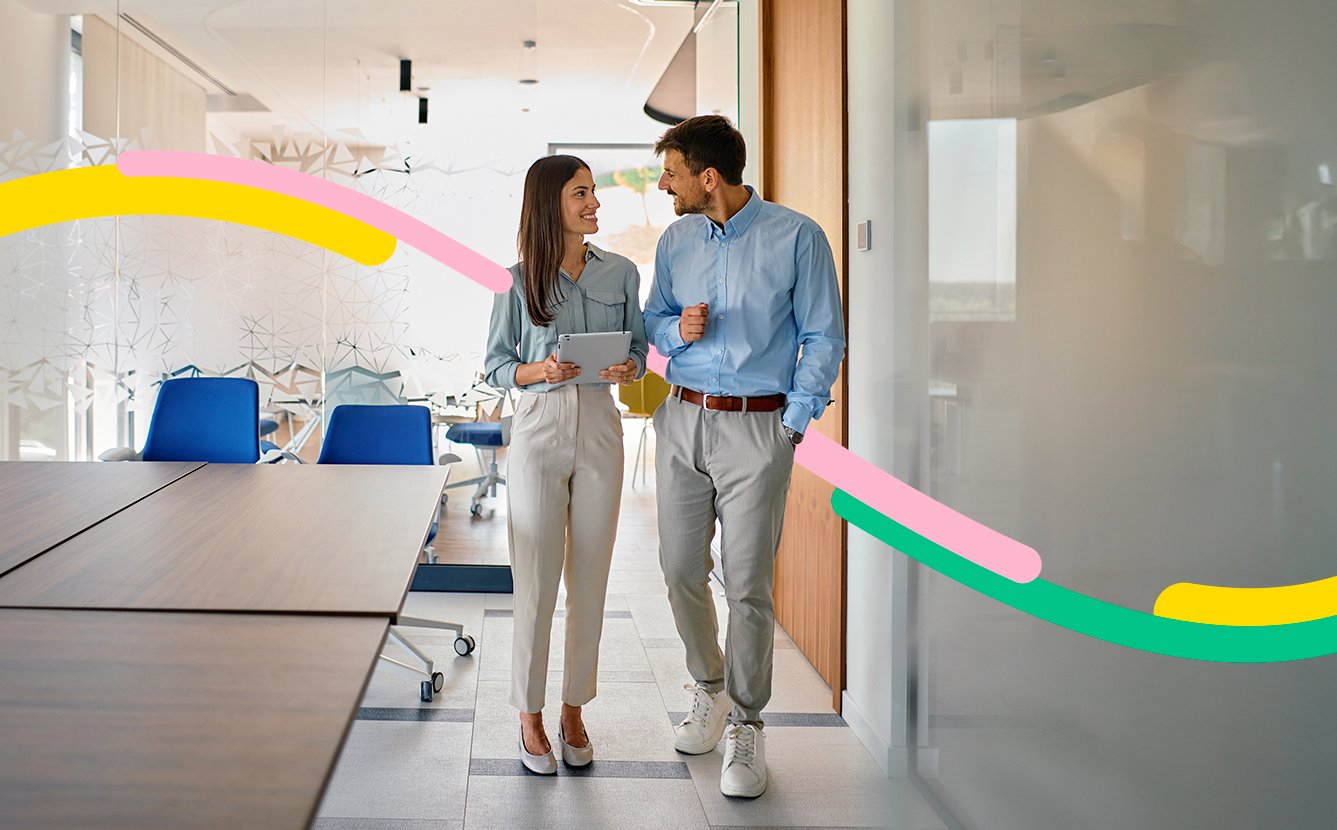 Personas en una oficina, revisan los seguros de su leasing financiero.