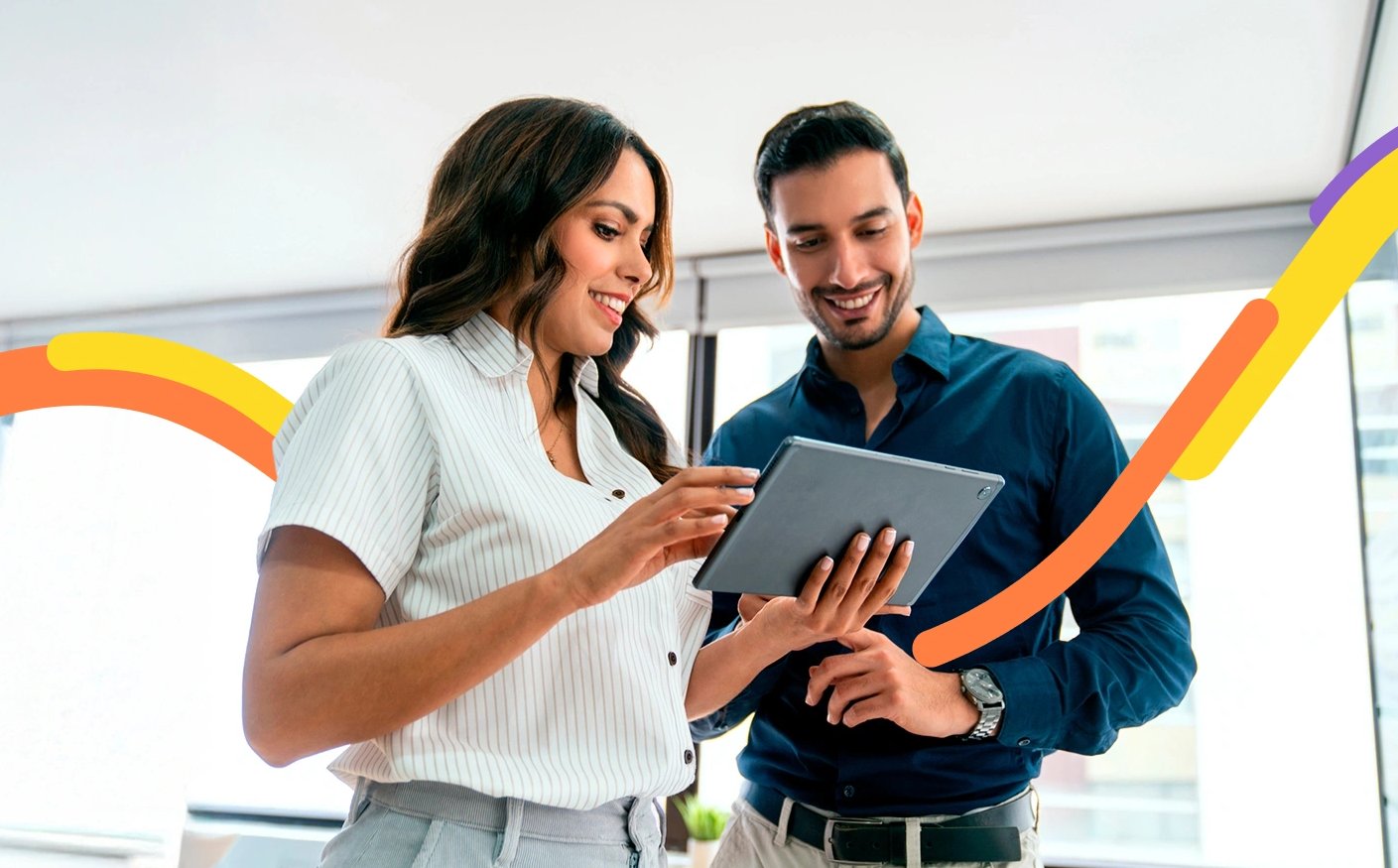 Personas consultando operaciones en la Sucursal Virtual Factoring de Bancolombia desde una tablet, con acceso fácil y rápido a sus transacciones.  