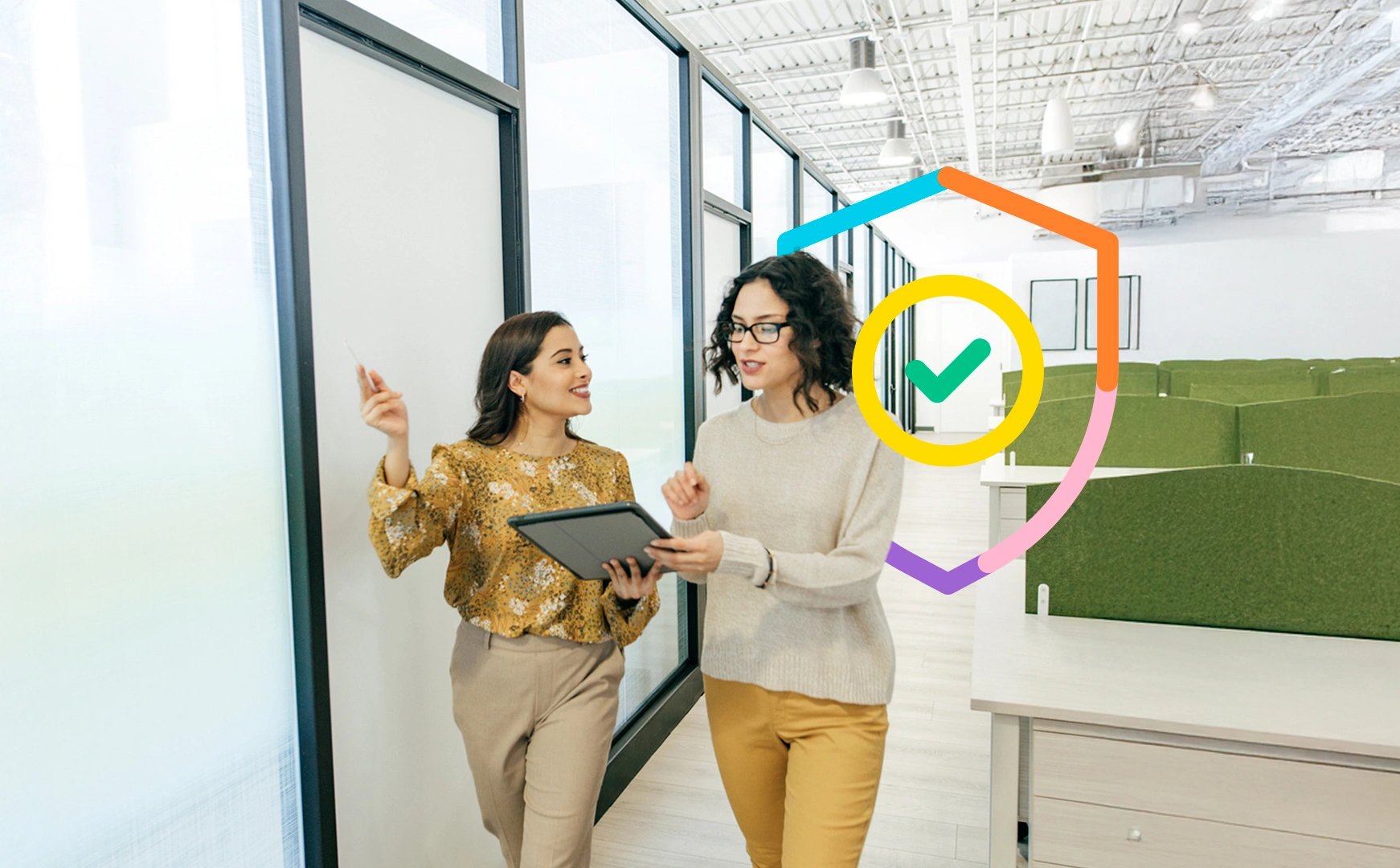 Personas que trabajan en la oficina hablan del apoyo que tiene su negocio con los seguros para empresas.