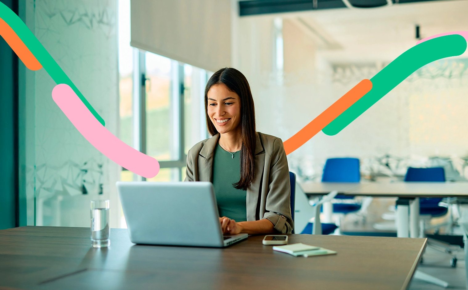 Mujer en su oficina, trabaja tranquila gestionando sus productos desde la Sucursal virtual negocios.