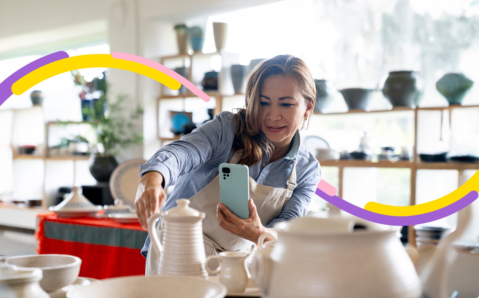 Mujer emprendedora en negocio de café, trabaja gracias a su plan pyme protegido.