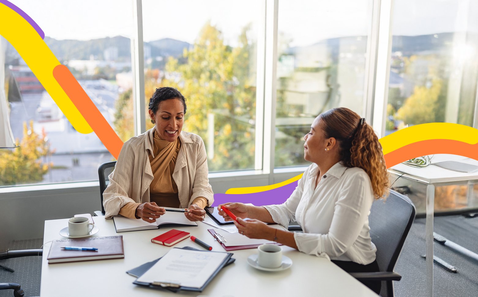 Personas en una oficina revisan el subsidio de pago de nómina para conocer los incentivos que el Gobierno Nacional tiene para su empresa.