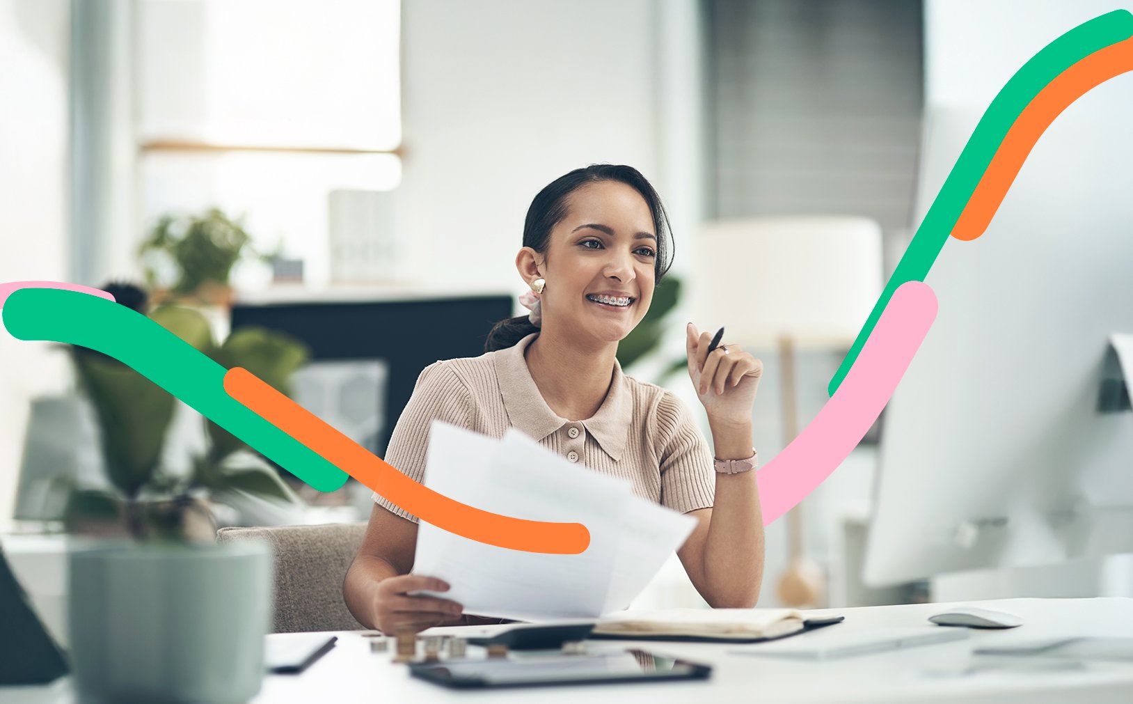 Persona en una oficina usa la inversión virtual para ampliar su negocio.